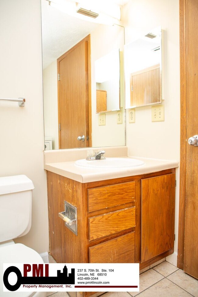 Building Photo - 3 Bedroom and 1.5 bathroom Duplex for Rent