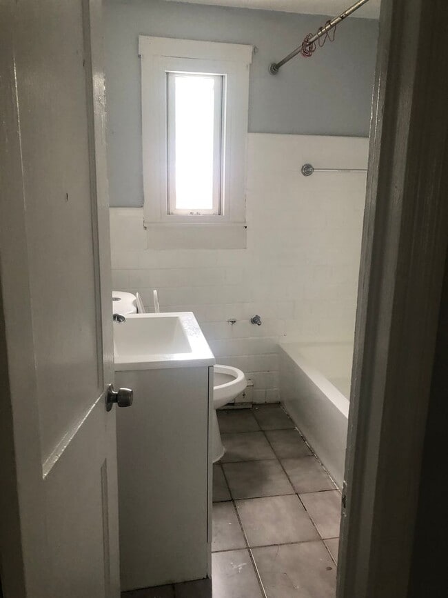 Building Photo - Charming 3-bedroom, 1-bathroom home locate...