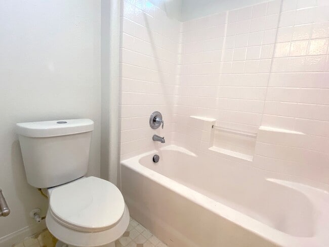 Building Photo - Great single story home 4 beds 3 baths in ...