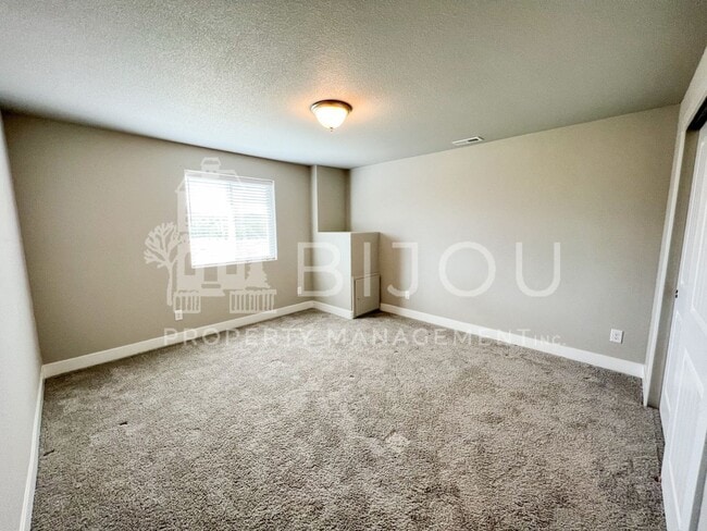 Building Photo - Grand Overlook to the Mountains!