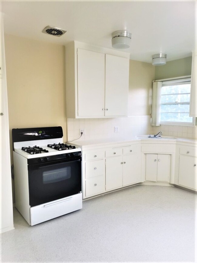 Building Photo - SUNNY TWO BEDROOM ONE BATH Apartment ***
