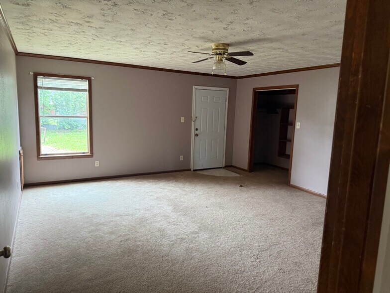 Building Photo - 617 NE Stallings Dr