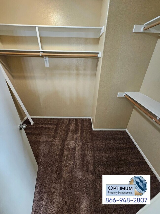Building Photo - Spacious 6 bedroom , 3 bathroom home with downstairs bedroom and bath