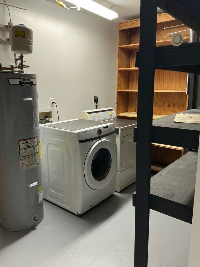 Building Photo - MOVE IN SPECIAL $250  OFF!  Pet friendly Pool home. 3 bdrm/2 bath/ 2 car garage