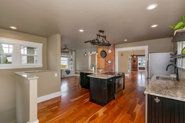 Building Photo - Beautiful Historic Multi Generational home in Heart of Snohomish