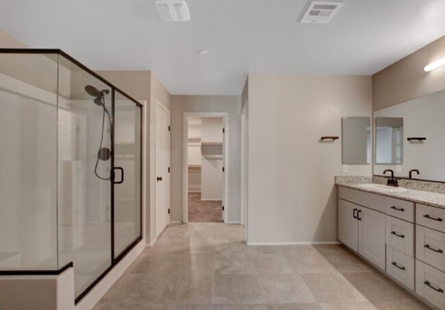Building Photo - Don't miss this Top Notch 4 Bedroom, Beaut...