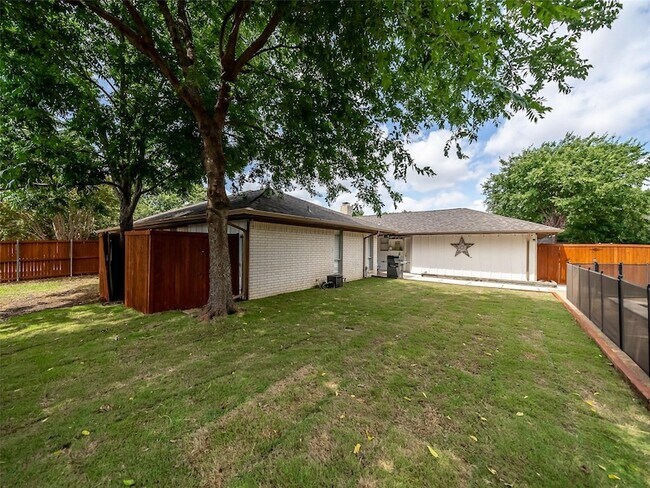 Building Photo - 709 Thoreau Ln