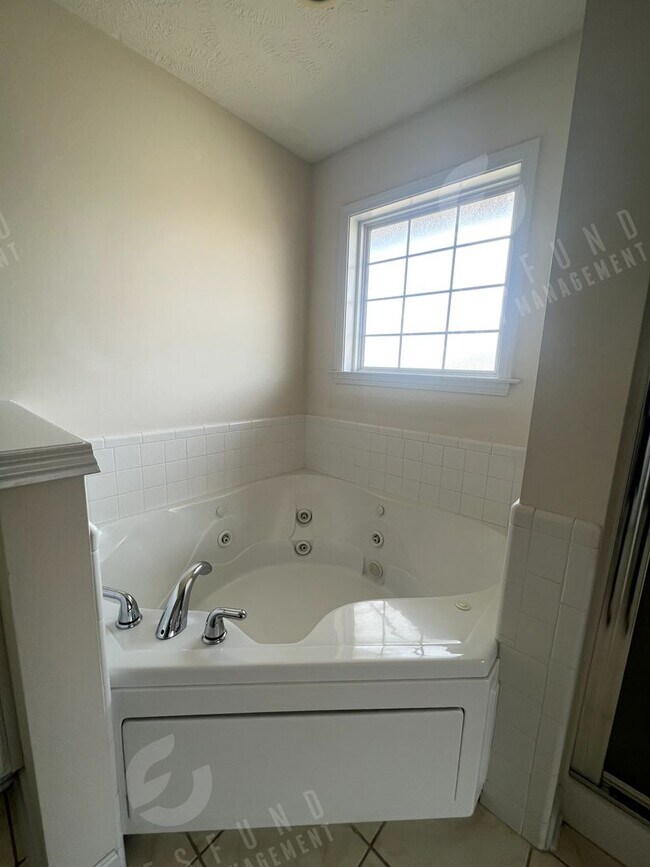 Building Photo - 1811 Balmoral Dr