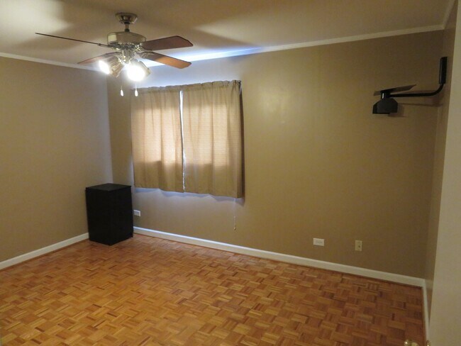 Building Photo - Great location for $2200/month  - 2bd/1ba with TWO assigned parking spaces (tandem spaces)
