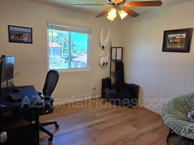 Building Photo - 623 W Guadalupe Rd
