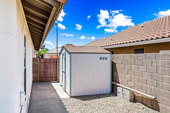 Building Photo - 5240 W Tonto Rd