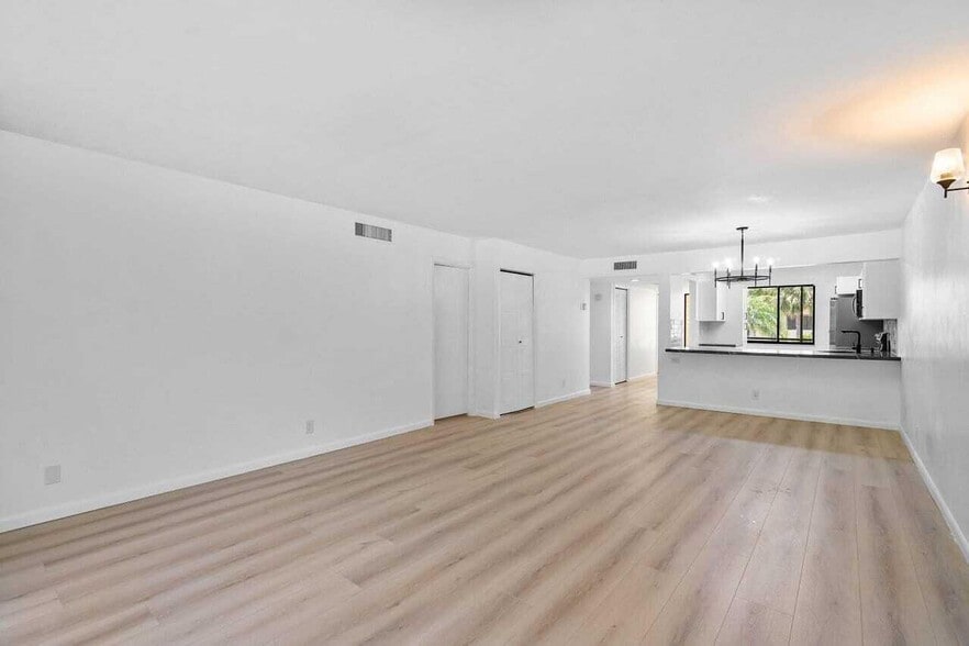 Building Photo - 341 Lakeview Dr