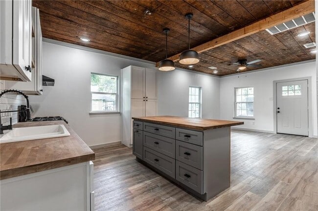 Building Photo - Beautifully remodeled single family home, ...