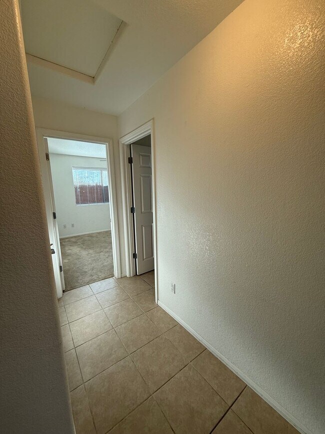 Building Photo - 751 Skyview Ln
