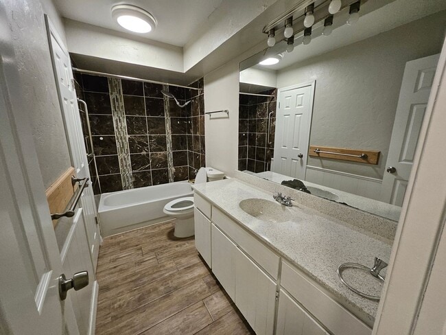 Building Photo - Beautiful 3 bed 2 bath house, Ready for Re...
