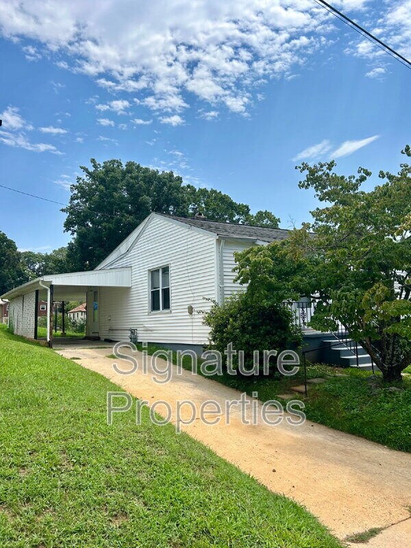 Building Photo - 703 4th St