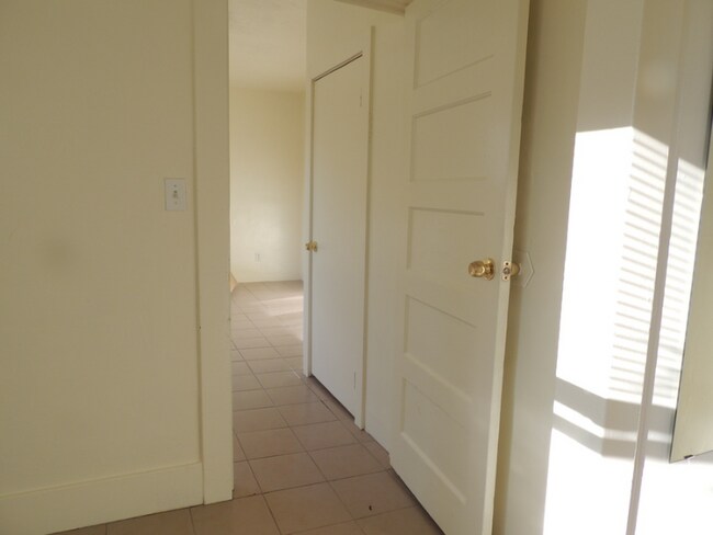 Building Photo - 532 21st St