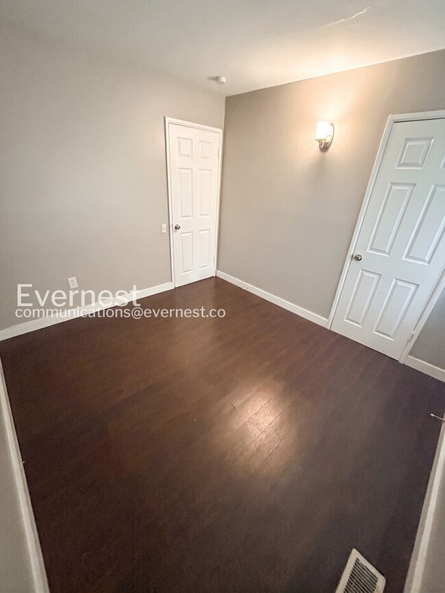 Building Photo - 560 Jamaica Pl