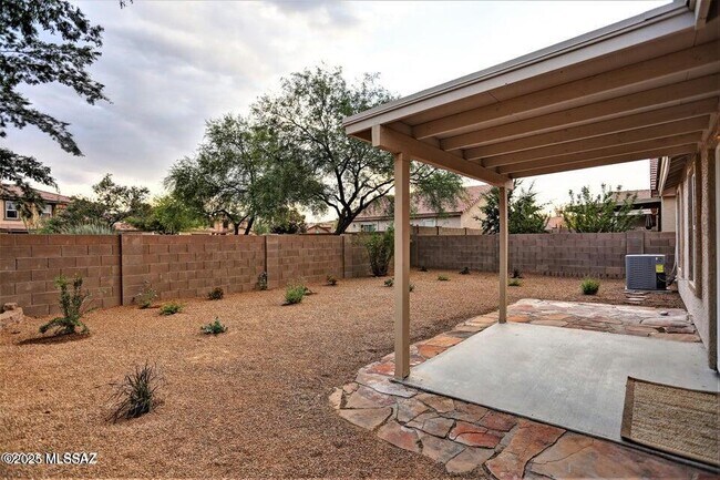 Building Photo - 727 W Buffalo Grass Dr