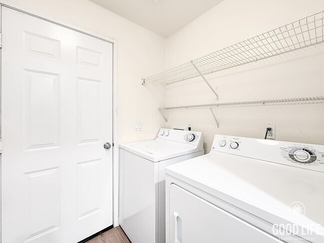 Building Photo - Beautiful 2Bd/2Ba Available In Sabre Springs