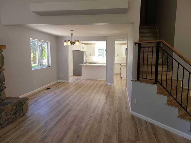 Building Photo - Beautiful Updated 3 bedroom 2.5 bath Hayde...