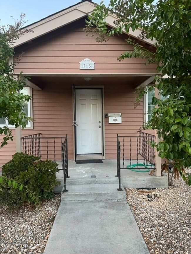 Building Photo - Single story 3 bedroom 2 bath home