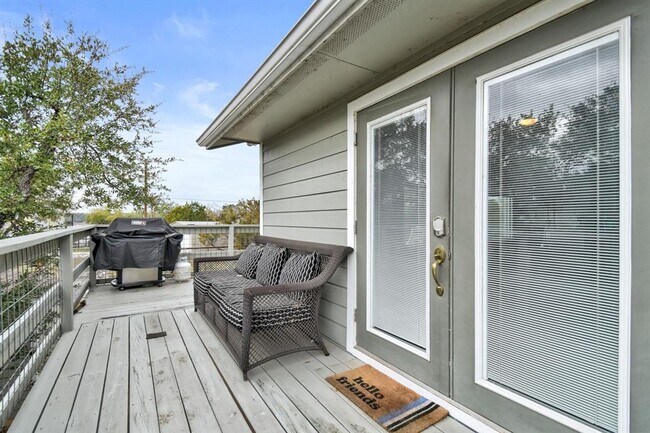 Building Photo - 2591 Lakeshore Dr