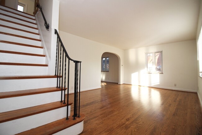 Building Photo - 3921 Oak St