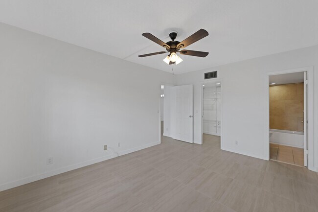 Building Photo - 2840 SW 22nd Ave