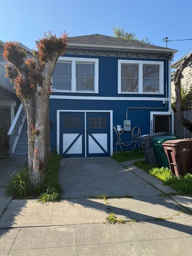 Building Photo - Cozy 2+bdrm/1 bath home w/a huge basement, washer/dryer, & off street pkg, space in the heart of ...
