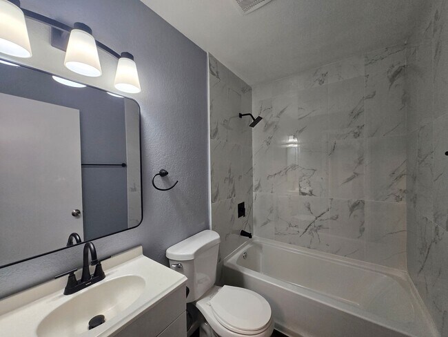 Building Photo - 3 Bedroom Apartment