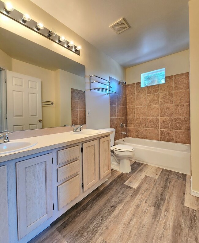 Building Photo - 3 Bedroom 2.5 Bath Townhome in Everett