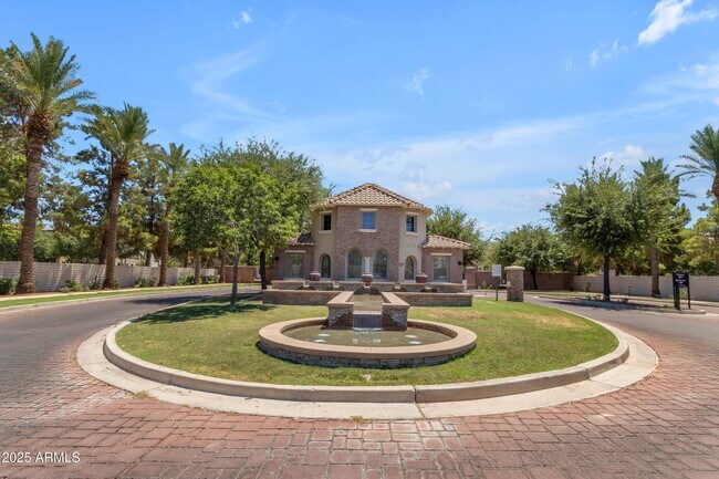 Building Photo - 1725 E Chelsea Ln