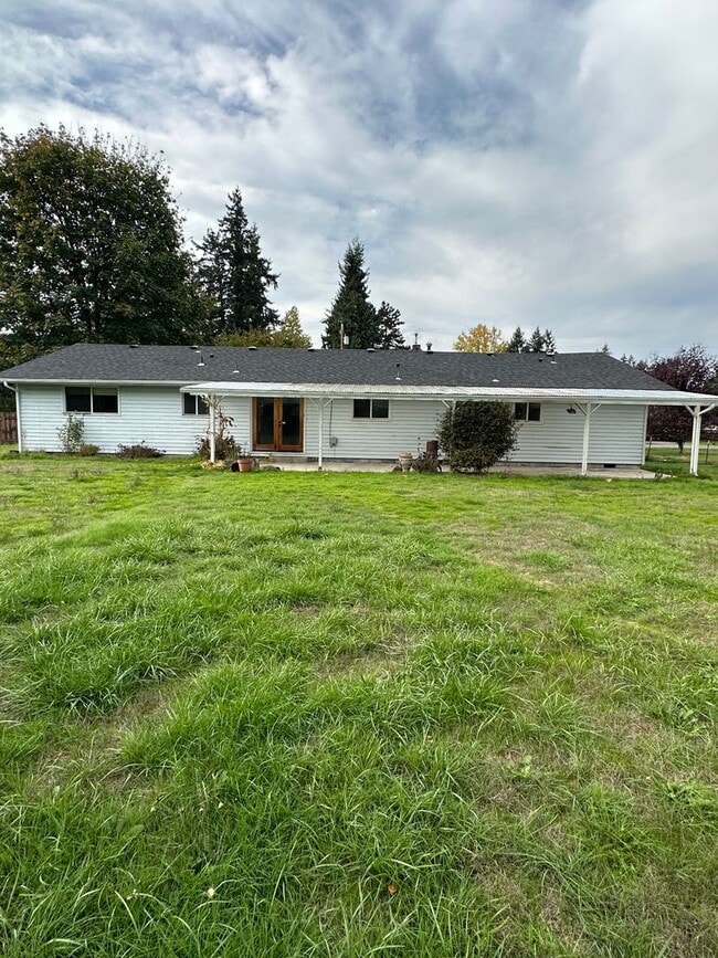 Building Photo - 3 Bedroom 2.5 Bathroom Hardwood Floors Fen...