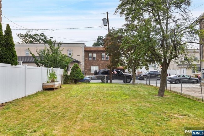 Building Photo - 274 Warren St