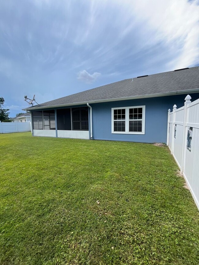 Building Photo - 204 Royal Palms Ave
