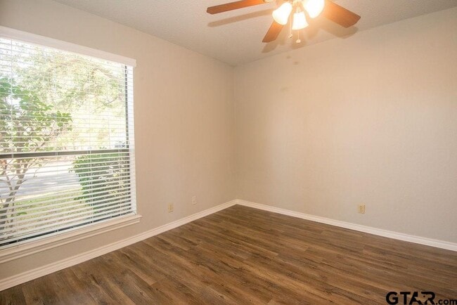 Building Photo - 5823 Hollytree Dr
