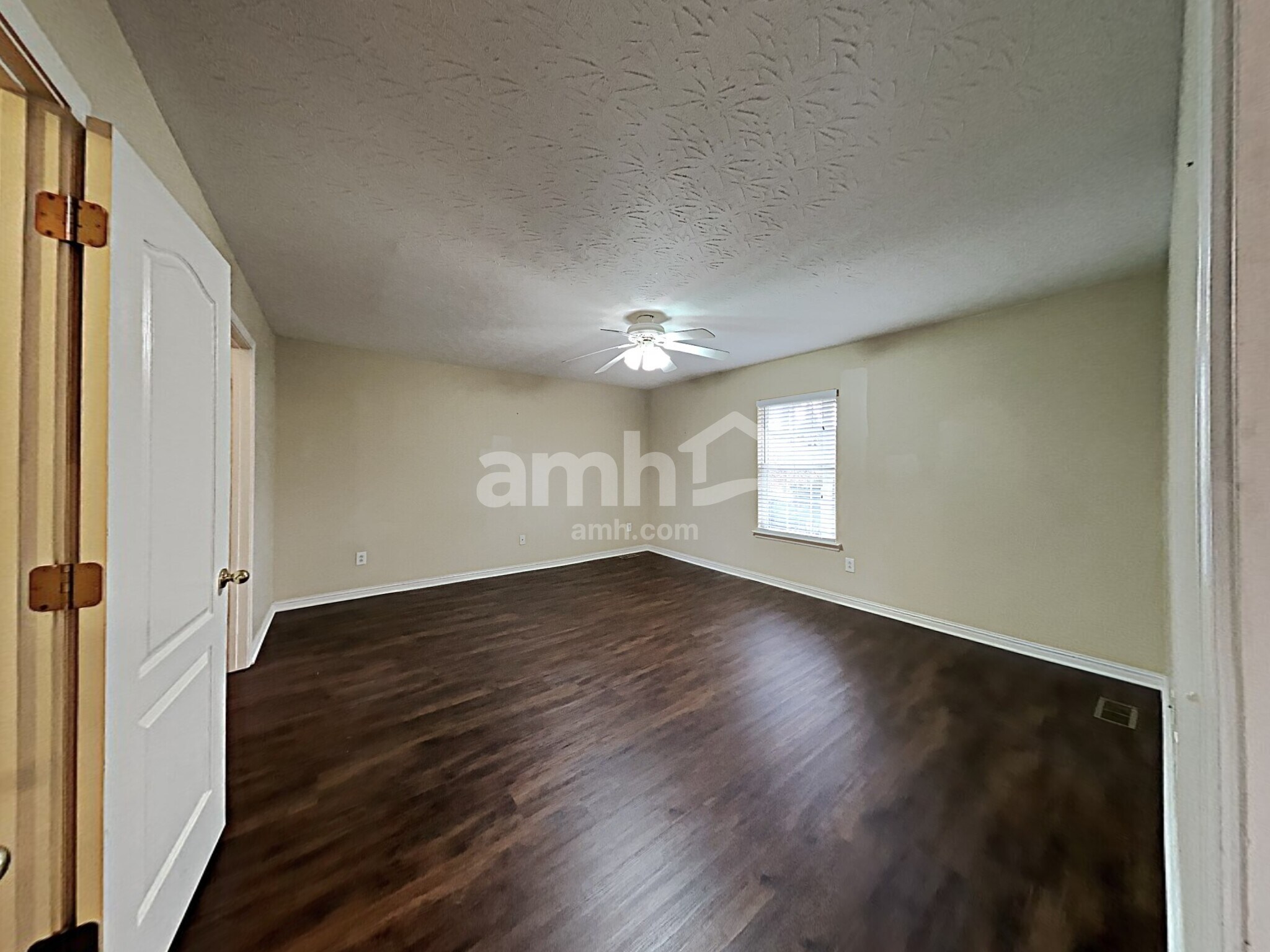 Building Photo - 7411 Meadowwood Way