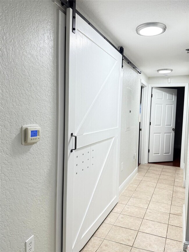 Building Photo - 2901 Riverside Dr