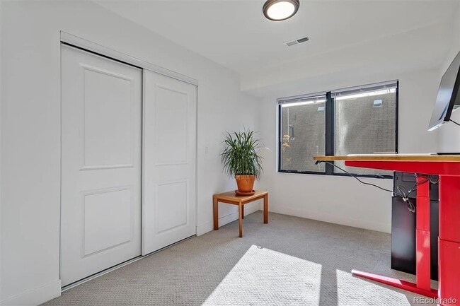Building Photo - Contemporary Townhome in an Exceptional Su...