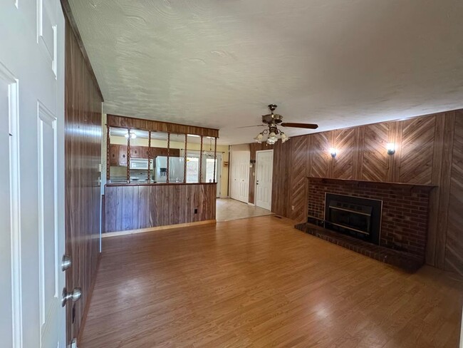 Building Photo - Available! Beautiful 3 Bed, 1 Bath Home in quiet neighborhood
