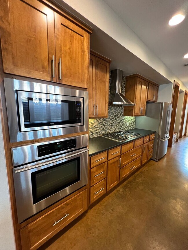 Building Photo - Luxury Home - Close to UT