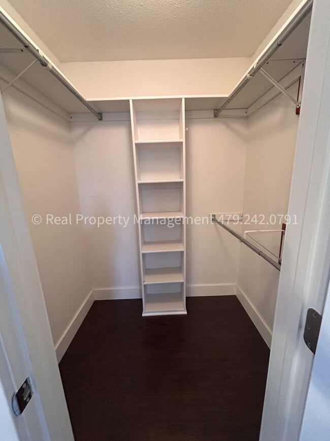 Building Photo - 1662 E Gate Cir