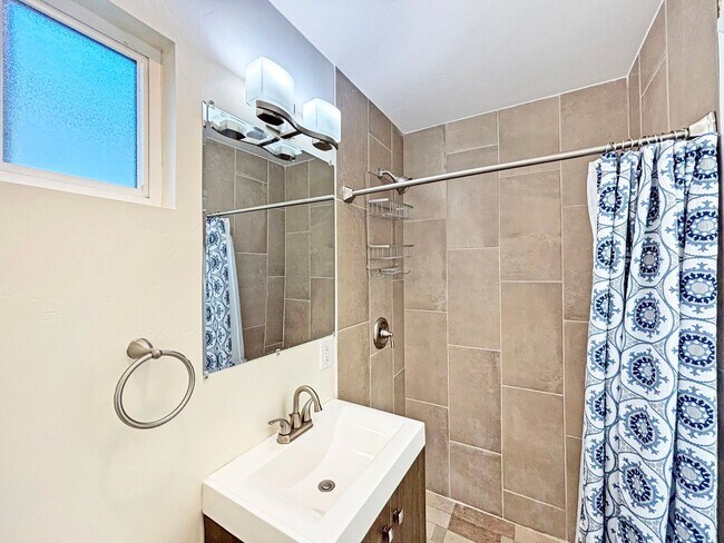 Building Photo - Beautiful 3BD/3BA House in Talmadge w/ ADU...