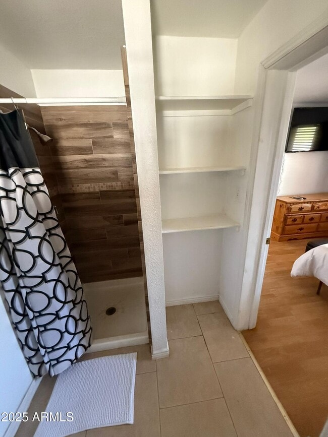 Building Photo - 851 E 9th St