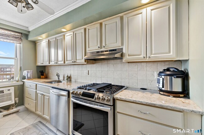 Building Photo - 65 Glenbrook Rd