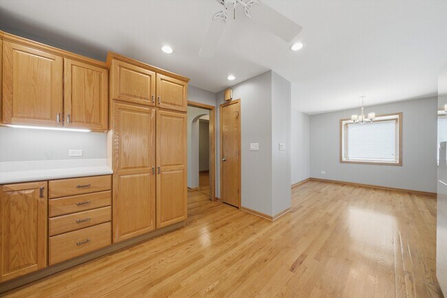Building Photo - 586 S Hawthorne Ave