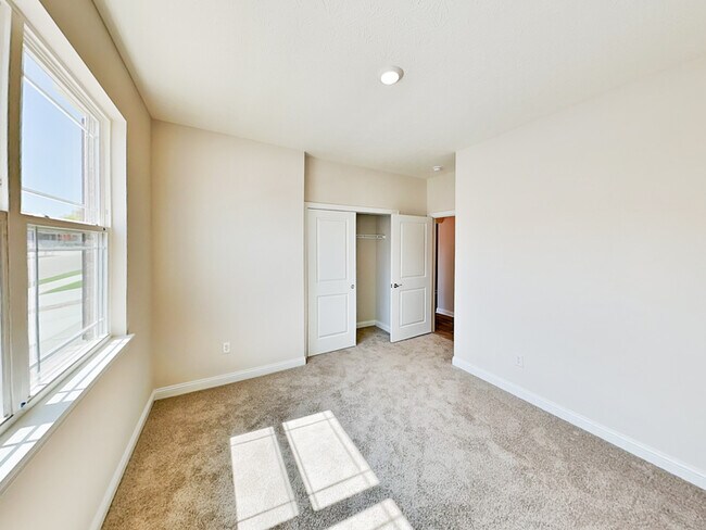 Building Photo - 8842 Faulkner Dr