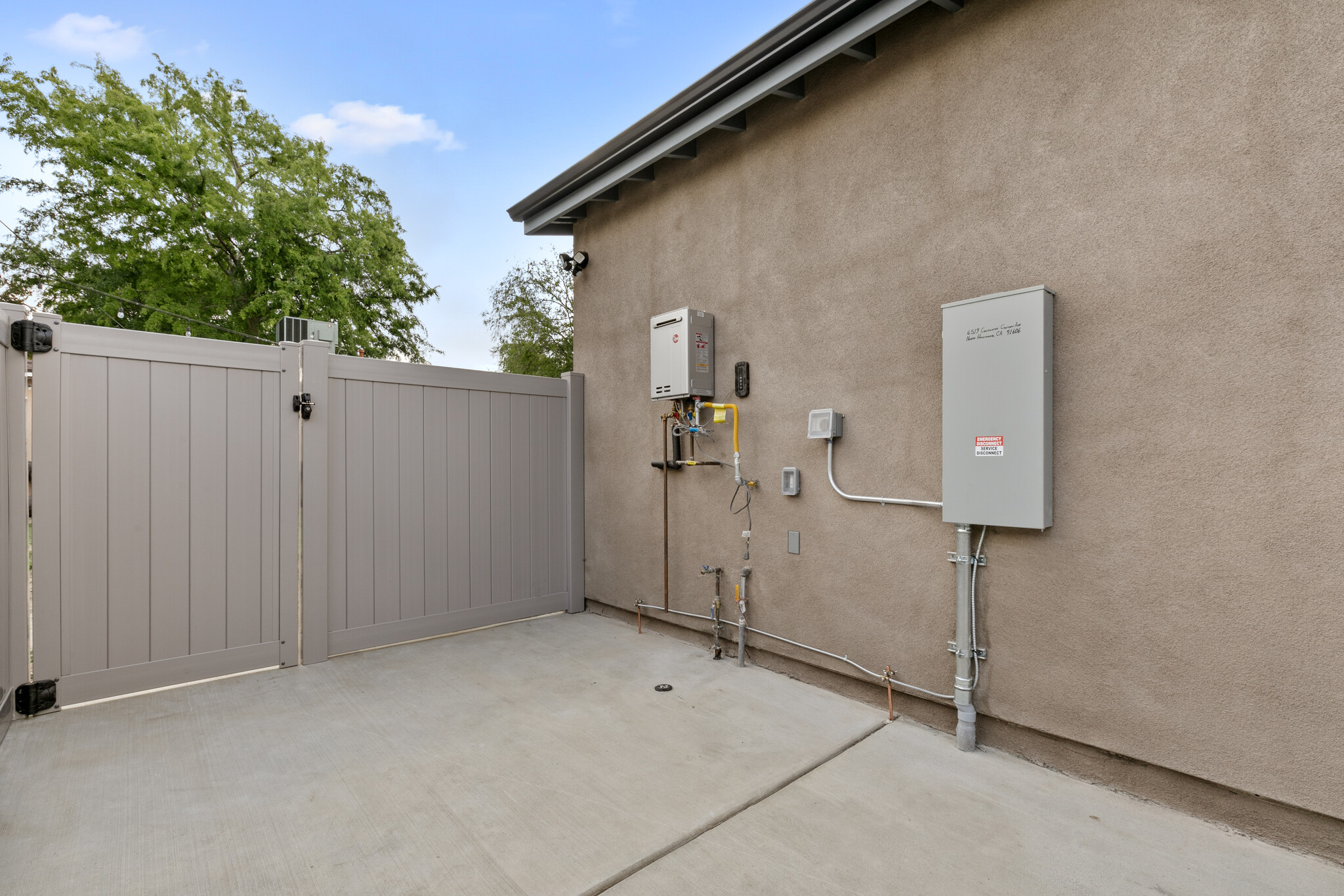 Building Photo - 6519 Coldwater Canyon Ave