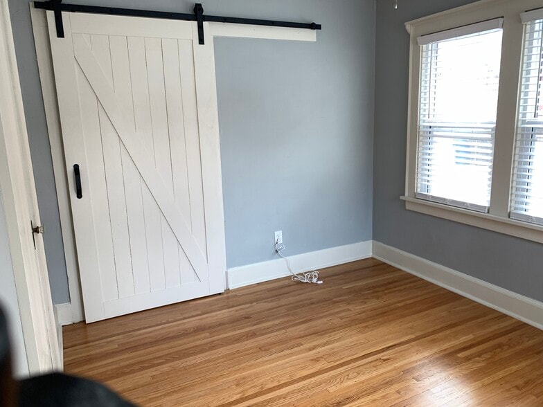 Light filled bedroom - 4232 Urbandale Ave